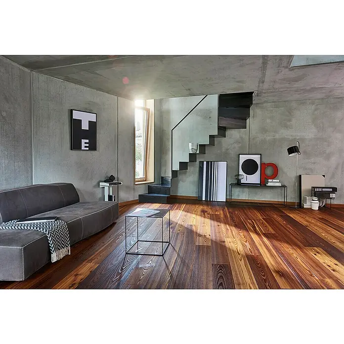 Parador Parkettmuster Classic 3060 Rustikal Lärche kerngeräuchert Soft Struktur - 200 x 185 x 13 mm, Landhausdiele - Ein modernes Wohnzimmer mit einem grauen Sofa, Holzboden und minimalistischem Design, das eine stilvolle und einladende Atmosphäre schafft.