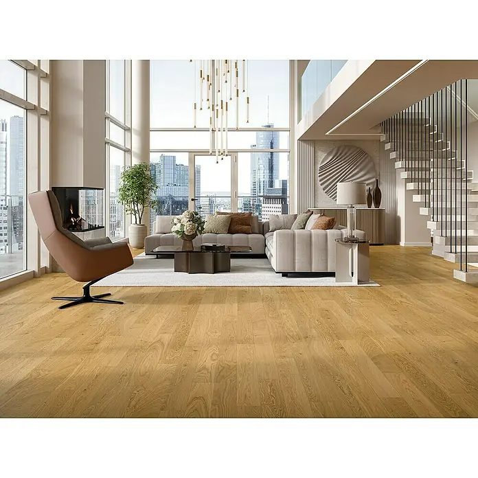 Parador Parkettmuster Classic 3025 Living Plus Eiche Cortese natur - 200 x 120 x 13 mm, Mehrstab - Elegantes Wohnzimmer mit hellem Holzboden, modernem Kamin und stilvoller Einrichtung. Der Boden verleiht dem Raum Wärme und eine natürliche Note.