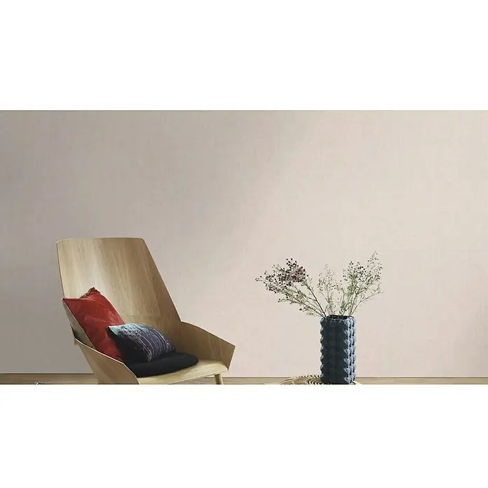 Rasch Vliestapete - Creme, Uni, 10,05 x 0,53 m, Schimmernd - Heller Raum mit einem stilvollen Holzstuhl und Kissen. Eine dunkelblaue Vase mit zarten Blumen steht daneben und vervollständigt das minimalistische Design.
