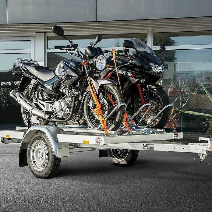 Stema Motorradanhänger MT 750 BS3 - Nutzlast: 583 kg, Einachser, Geeignet für: Bis zu 3 Motorräder, Ungebremst - Motorradanhänger mit zwei Motorrädern sicher transportiert. Ideal für den Transport von Yamaha und Kawasaki.