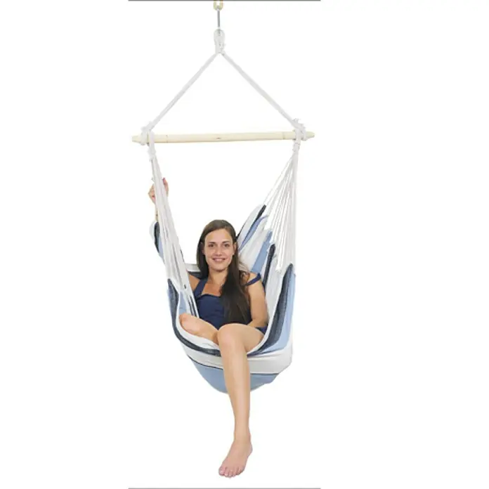Amazonas Hängesessel Havanna marine - L x B x H: 150 x 120 x 110 cm, Blau/Weiß - Frau entspannt in einem Hängesessel mit blau-weiß gestreiftem Stoff und Holzspreizstab, der zum Entspannen im Innen- und Außenbereich einlädt.
