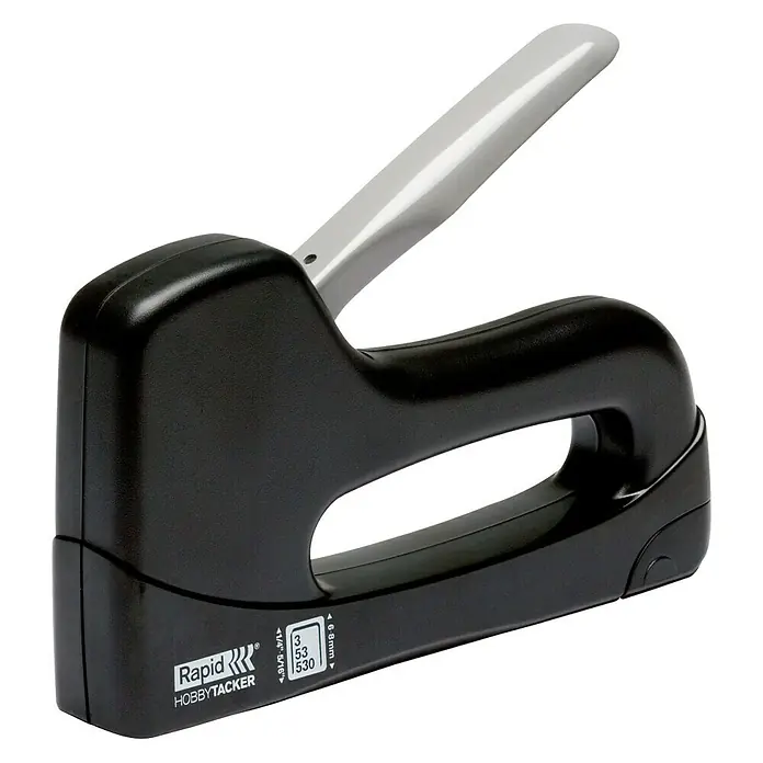 Rapid Handtacker Hobby - Klammertiefe: 6 mm - 8 mm, Geeignet für: Klammern Typ 53 - Nahaufnahme eines schwarzen Rapid Hobbytacker, einem manuellen Werkzeug zum Befestigen von Materialien.