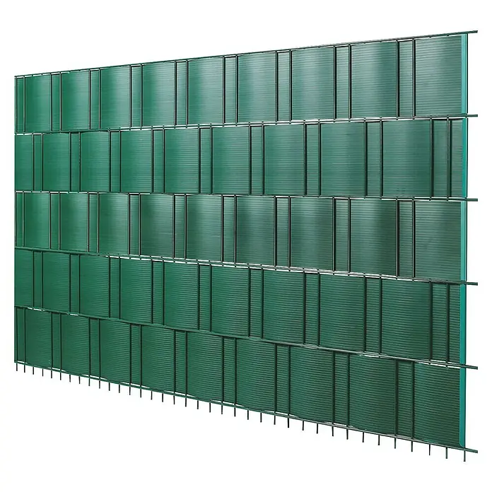 Stabilit Sichtschutzstreifen - Grün, 201,5 x 19,2 cm, 5 Stk. - Nahaufnahme eines grünen Sichtschutzzauns mit horizontalen Lamellen und Metallrahmen, der Privatsphäre und Schutz bietet.