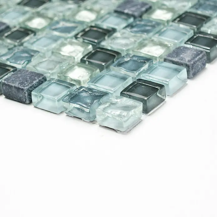 Mosaikfliese Quadrat Crystal Mix XCM M890 - 30,5 x 32,2 cm, Grau/Silber, Glänzend - Nahaufnahme von schimmernden, quadratischen Mosaikfliesen in Blau- und Grautönen, ideal für stilvolle Wand- und Bodengestaltungen.