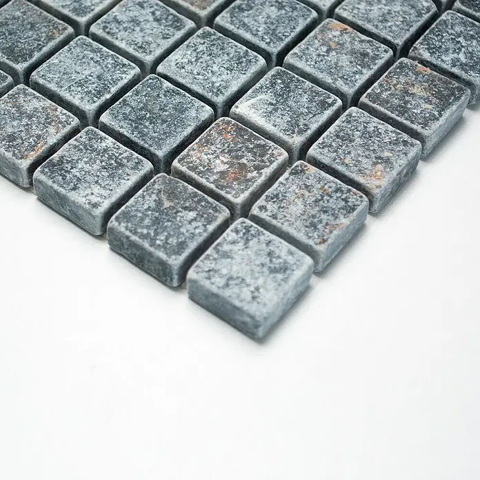 Mosaikfliese XNT 46376 - 30,5 x 30,5 cm, Schwarz, Matt - Ein Blick auf kühlende Whisky-Steine aus Stein, die in einem Raster angeordnet sind und eine luxuriöse Option zum Genießen von Getränken darstellen.