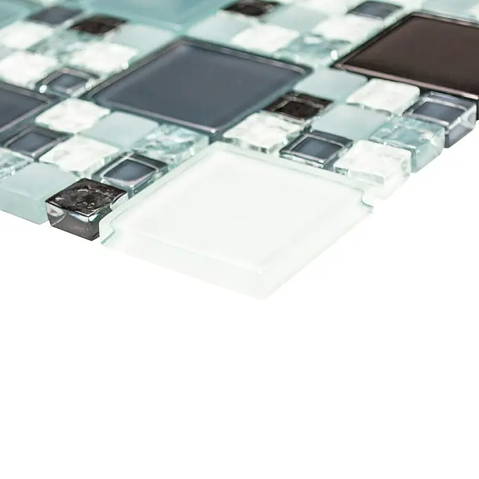 Mosaikfliese Crystal Mix XCM 8565 - 30 x 30 cm, Grau/Schwarz/Grün, Glänzend - Nahaufnahme eines Mosaikfliesenmusters in verschiedenen Blautönen, Grau und Weiß, ideal für Badezimmer- oder Küchenrückwände.