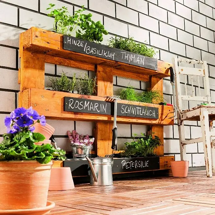 EuropaletteL x B x H: 120 x 80 x 14 cm, Unbehandelt - Kräutergarten aus Holzpalette mit Beschriftung der einzelnen Kräuter wie Rosmarin, Thymian und Petersilie.