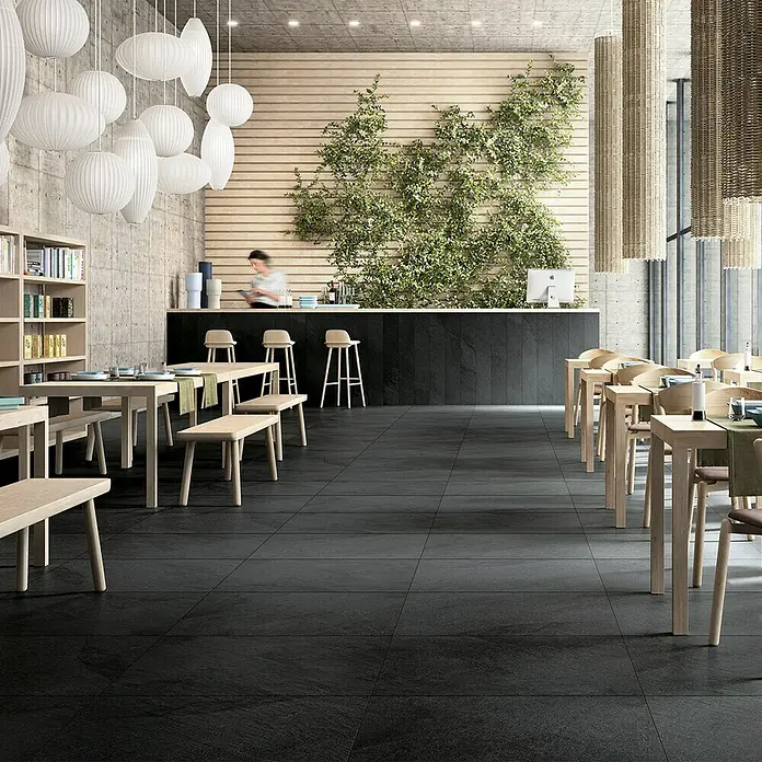 Feinsteinzeugfliese Lavagna Nera - 60 x 120 cm, Schwarz, Matt - Einladendes Restaurant mit stilvollen schwarzen Bodenfliesen, die eine elegante Atmosphäre schaffen und das Interieur hervorheben.