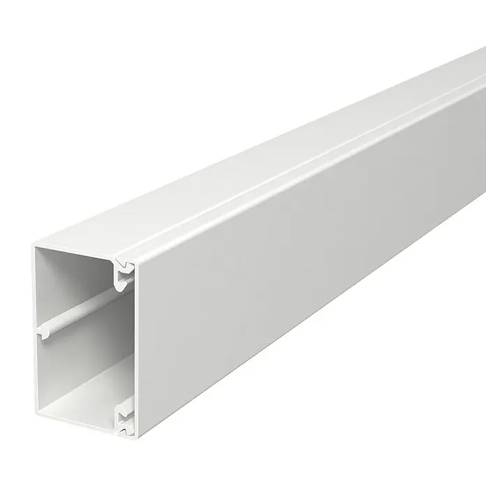 OBO Kabelkanal - 2 m x 60 mm x 40 mm, Lichtgrau - Das Bild zeigt ein weißes Kabelkanal-Profil, das für die Installation von elektrischen Leitungen und Kabeln verwendet wird.