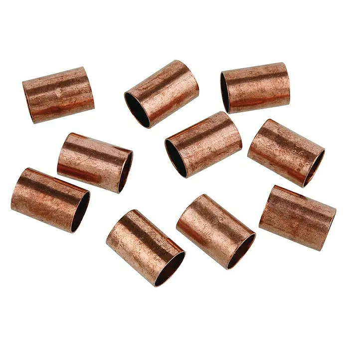 Kupfer-Muffe 5270 - Durchmesser: 15 mm, 10 Stk. - Nahaufnahme von zehn Kupferrohrverbindungsstücken, die auf einer weißen Oberfläche angeordnet sind.