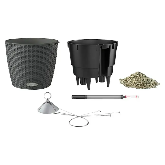 Lechuza Cottage Blumenampel Nido - Außenmaß (Ø x H): 27 x 23 cm, Kunststoff, Granit - Bild eines Lechuza Pflanzgefäß-Sets mit grauer Rattanoptik, schwarzem Innentopf, Zubehör und Tongranulat für Selbstbewässerung.