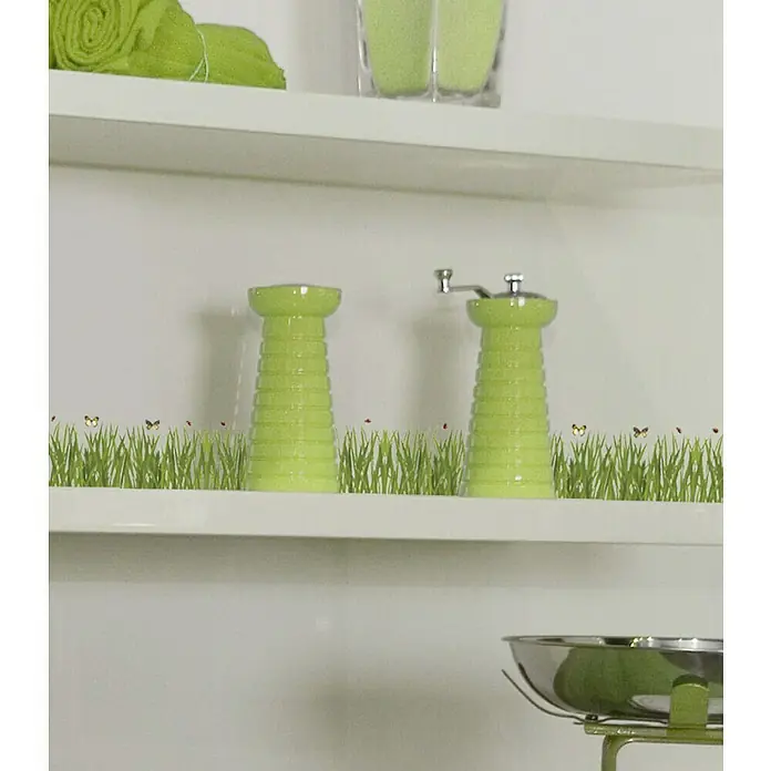 Vinilo de pared - 11 x 10,5 cm, Plástico - Utensilios de cocina verdes expuestos en una estantería. Los utensilios de cocina incluyen un pimentero y un jarrón con detalles verdes.