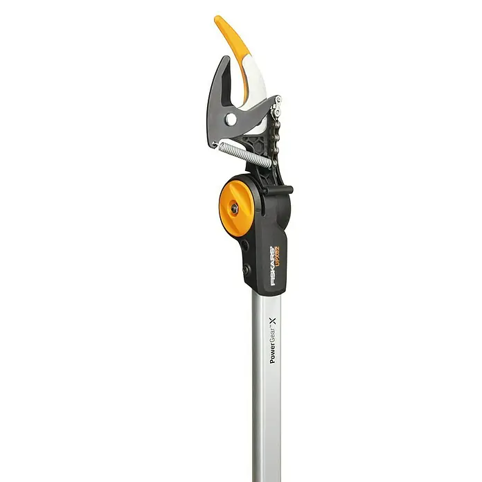 Fiskars Schneidgiraffe UPX82 - 166 cm, Max. Aststärke: 32 mm - Nahaufnahme einer Fiskars PowerGear X UPX82 Astschere, ideal für Baumschnittarbeiten.