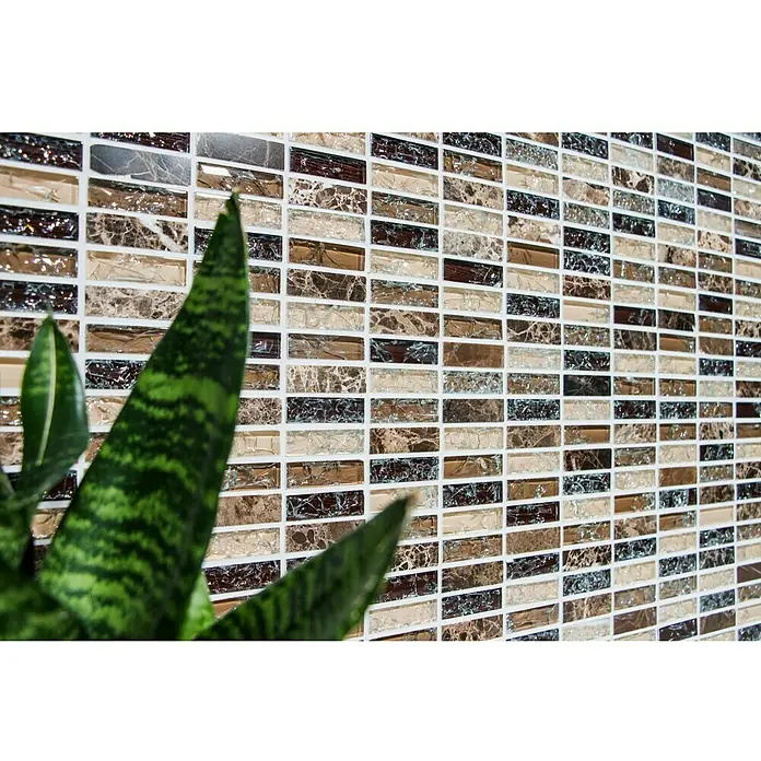 Mosaikfliese Crystal Mix XIC S1255 - 32,2 x 31 cm, Braun, Glänzend - Bild einer Wand mit rechteckigen Mosaikfliesen in Braun- und Beigetönen, die ein elegantes und modernes Design zeigen.