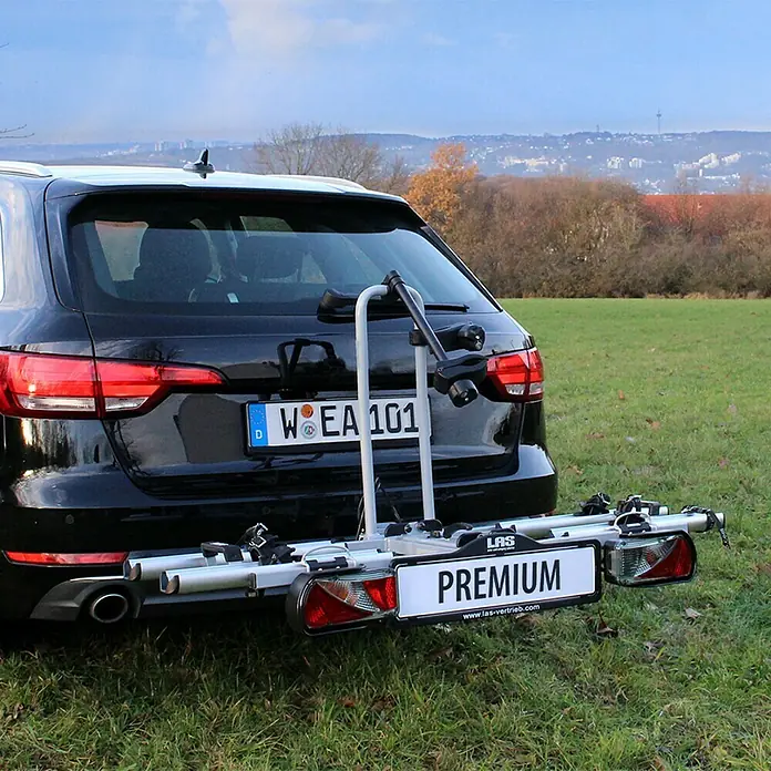 LAS Fahrradträger Premium - Geeignet für: 2 Fahrräder, Traglast: 60 kg, Passend für: Fahrzeuge mit Anhängerkupplung - LAS Premium Fahrradträger an einem schwarzen Auto montiert. Hochwertiger Fahrradträger für sicheren Transport.