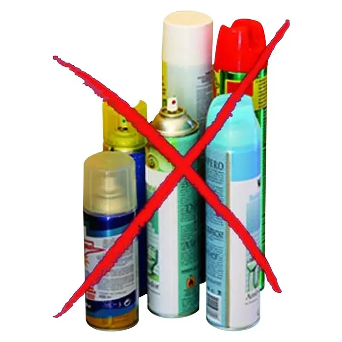 Eliminador de insectos Pest Reject - Rendimiento térmico: 200 m², 3,2 W, Plástico - Prohibido rociar: Una marca roja sobre un grupo de latas de aerosol, que indica la prohibición o desaprobación de su uso.