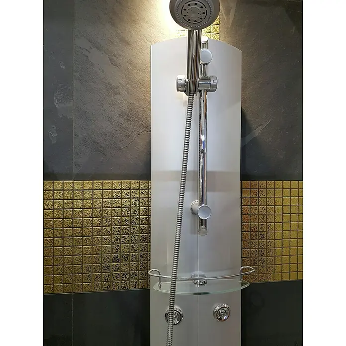 Mosaikfliese Quadrat Uni GO 282 - 33 x 30,2 cm, Gold, Glänzend - Nahaufnahme einer Duschsäule mit Paneel, Regler und Brausekopf vor goldenen Mosaikfliesen, die ein stilvolles Badezimmer-Interieur zeigen.