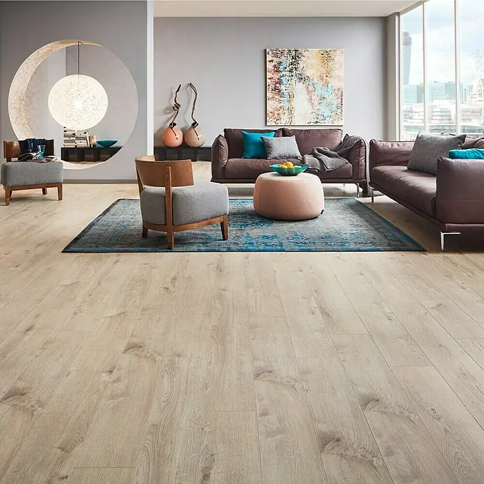 LOGOCLIC Laminatmuster Vinto Eiche Venetia - 296 x 195 x 1 mm, Landhausdiele - Helles Laminat erzeugt ein modernes Ambiente in einem stilvollen Wohnzimmer mit Möbeln und Dekorationselementen.