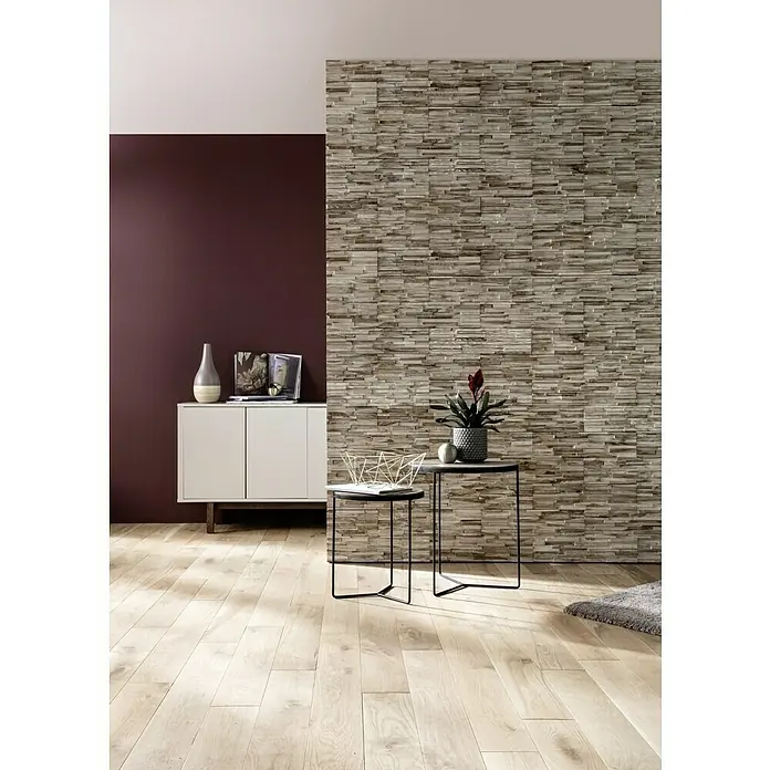 Wandpaneel Fineline White - Teak, 510 x 140 x 20 mm, 0,143 m² - Wandpaneel mit horizontaler Steinoptik, kombiniert mit modernem Sideboard und Beistelltischen.