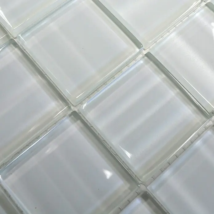 Mosaikfliese Crystal Hologramm XCM BC 884 - 29,8 x 29,8 cm, Weiß, Glänzend - Nahaufnahme von weißen quadratischen Glasmosaikfliesen mit leicht abgerundeten Kanten und einem minimalistischen, eleganten Design.