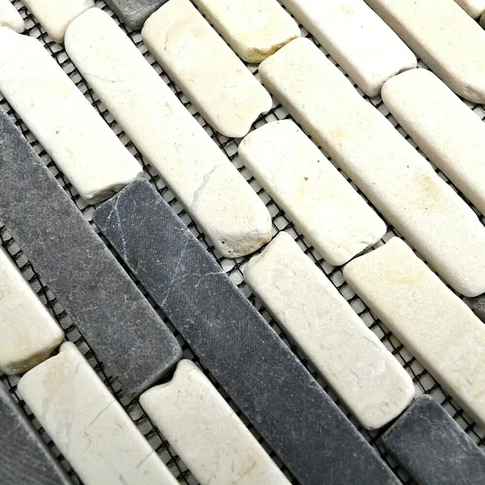 Mosaikfliese MOS BRICK 115 - 30,5 x 30,5 cm, Schwarz/Weiß, Matt - Nahaufnahme von länglichen Mosaiksteinen in Weiß- und Grautönen, die auf einem schwarzen Netz angeordnet sind und ein elegantes Muster bilden.