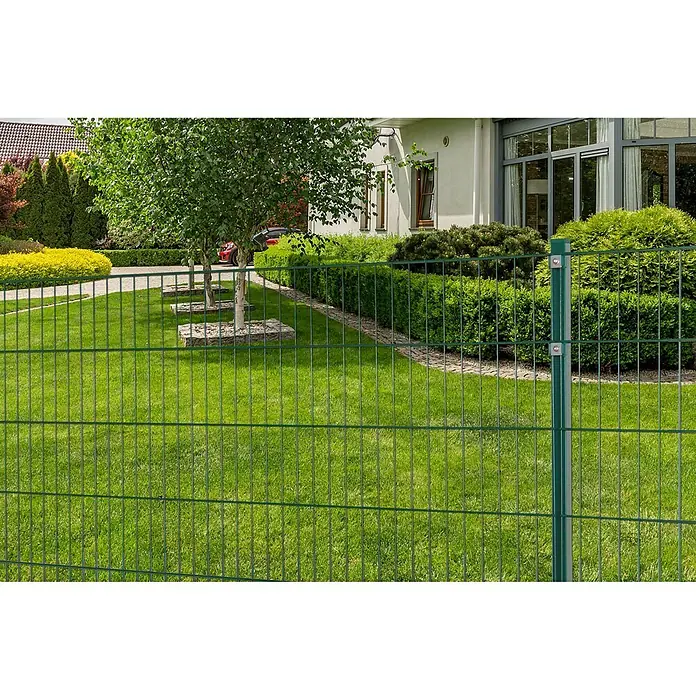Peddy Shield Zaun-Set ESM10 x 1,2 m, Grün, 11 -tlg. - Gartenzaun aus grünem Doppelstabmattenzaun, der ein Grundstück mit Rasen, Bäumen und Büschen umfriedet.