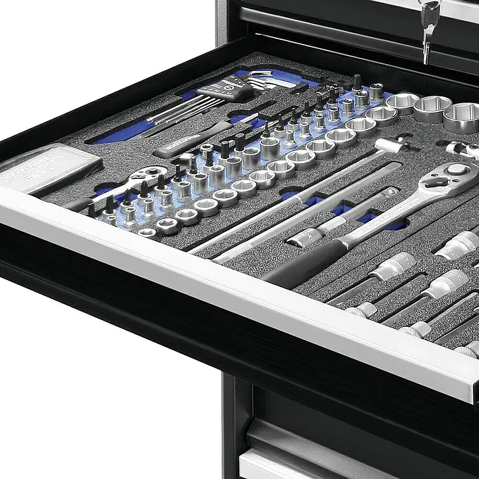 Matador Werkstattwagen Ratio Universal - L x B x H: 470 x 785 x 1.030 mm, Anzahl Schubladen: 7 Stk., Zubehör: 170 -tlg. - Ein offener Werkzeugkasten mit einer Vielzahl von Werkzeugen, die ordentlich in Schaumstoffeinlagen angeordnet sind.