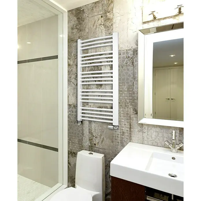 Camargue Badheizkörper Trapezo - B x H: 600 x 996 mm, Anschlusskombination Heizkörper: Links unten - Ein modernes Badezimmer mit einem stilvollen weißen Handtuchwärmer an der Wand, neben Toilette und Waschbecken.