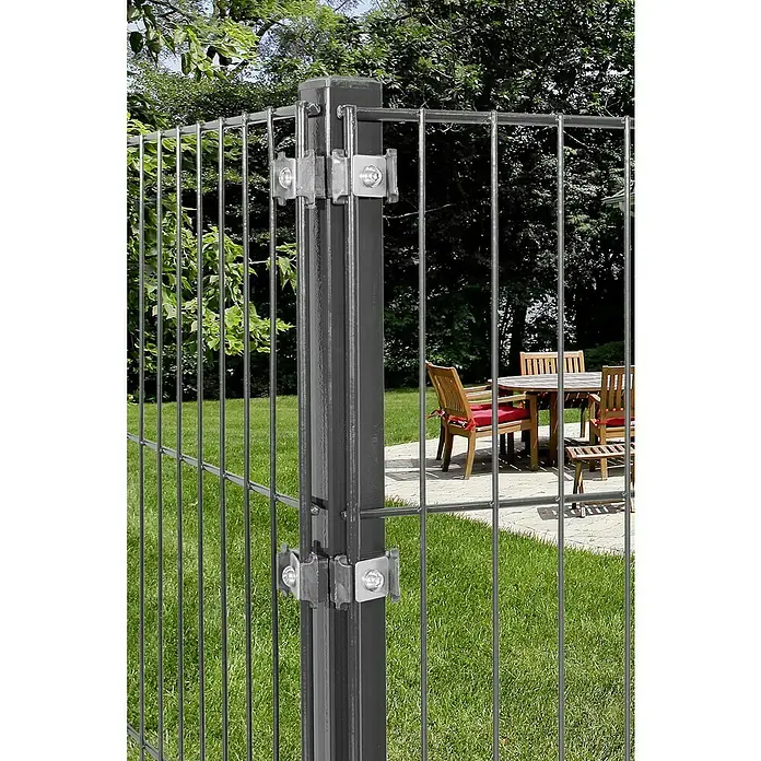 Peddy Shield Eckpfosten - 170 cm x 40 mm x 40 mm, Anthrazit - Nahaufnahme eines grauen Metallzauns mit stabilen Pfosten und sicheren Befestigungen, ideal für die Grundstückseinfriedung.