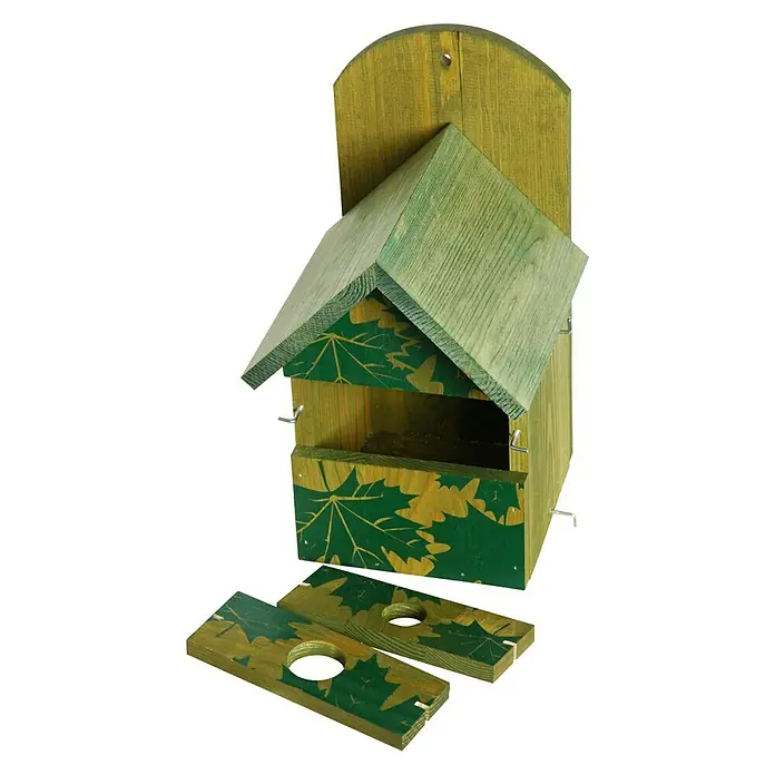Dobar Nistkasten - 18,5 x 19 x 32 cm, Auswechselbare Einflugsöffnung - Nahaufnahme eines hölzernen Vogelfutterhauses mit dekorativen Blattmustern, ideal für die Fütterung von Wildvögeln im Garten.