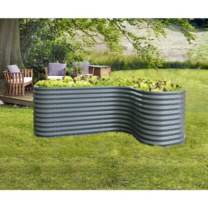 Vitavia Hochbeet-Erweiterung Curve 858 - 80 x 86 cm, Stahl, Dunkelgrau - Hochbeet aus grauem Metall mit Salatpflanzen darauf im Garten. Das stabile Hochbeet ist ideal für den Anbau von Gemüse und Kräutern.
