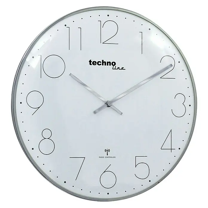 Technoline Funkwanduhr WT 8240 - 40 cm, Silber, Analoges Display - Nahaufnahme einer Techno Line Wanduhr mit silbernem Rahmen und weißem Zifferblatt, das ein klares, modernes Design aufweist.