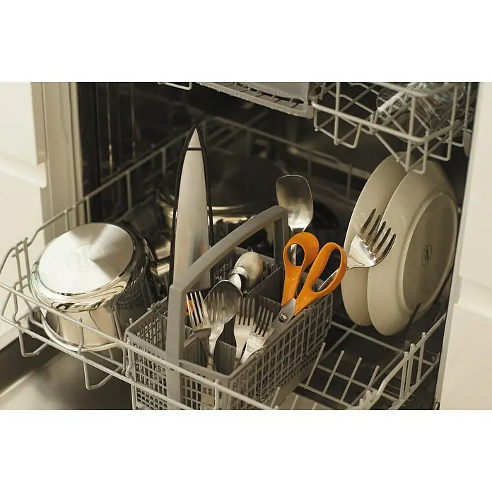 Fiskars Universalschere Classic - Länge: 21 cm - Ein Geschirrspüler, gefüllt mit Geschirr, Besteck und sogar einer Schere, bereit für den Spülgang. Sauberkeit erwartet Sie!