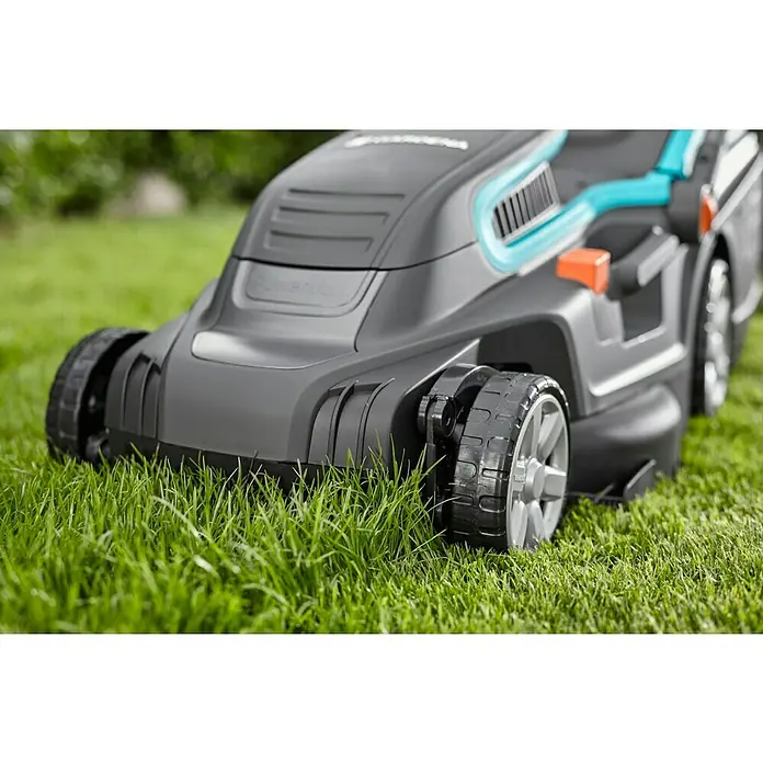 Gardena Elektro-Rasenmäher PowerMax 1800/42 - Leistung: 1.800 W, Schnittbreite: 42 cm - Naheaufnahme eines Rasenmähers von Gardena auf einer grünen Rasenfläche. Das Gerät ist grau und hat blaue Akzente.