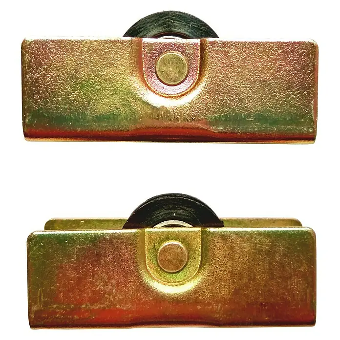 Cojinete de bolas metal 1-M - Diámetro: 14 mm, Ancho: 11 mm - Primer plano de dos rodillos metálicos para ventanas correderas con una rueda negra, componentes de herraje duraderos y robustos.