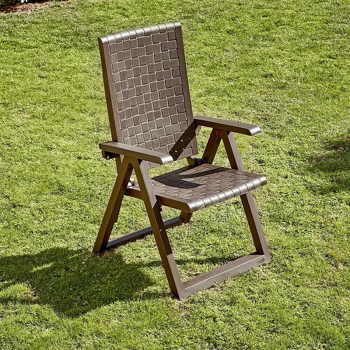Sillón de posiciones Dream - 58 x 68 x 103 cm, Wengué, Polipropileno, Respaldo regulable - Silla de jardín de plástico marrón con diseño trenzado sobre césped.