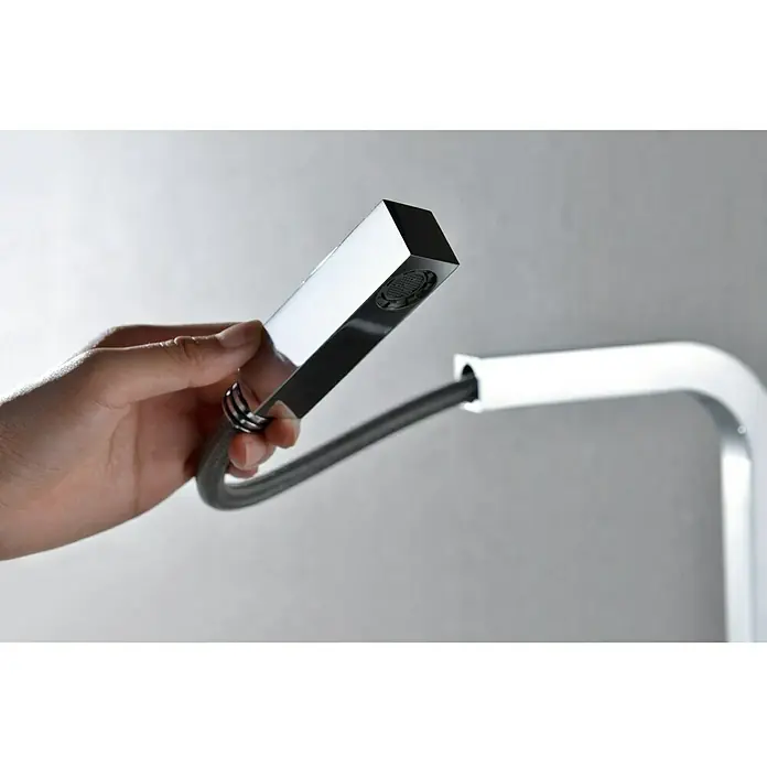 Imex Grifo de cocina Constanza - Cromo, Resplandeciente - Primer plano de un elegante y moderno grifo con rociador extraíble, que combina funcionalidad con estilo.