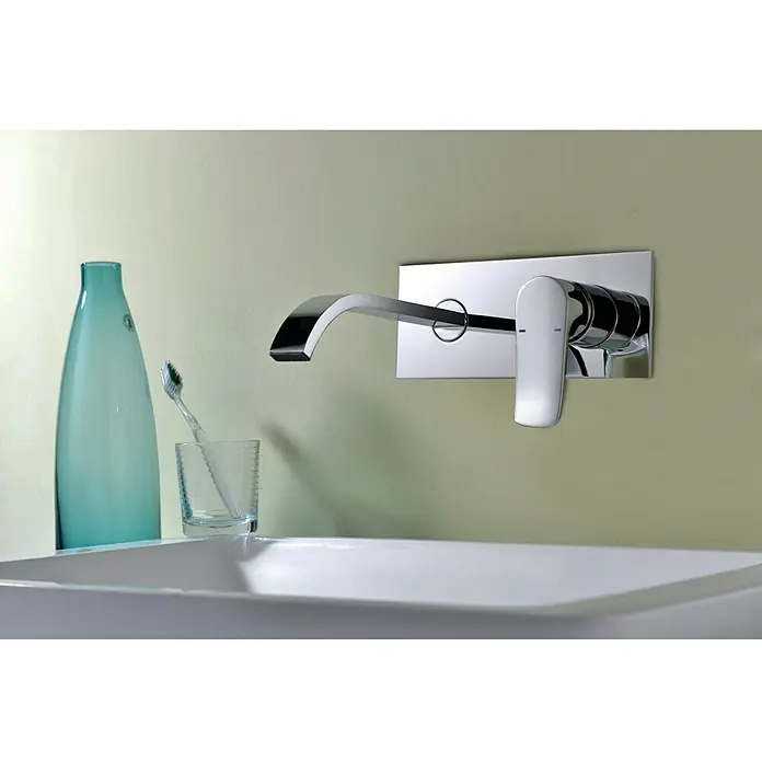 Imex Grifo de lavabo Malta - Cromo - Primer plano de un moderno grifo de baño cromado con un mango de palanca única y diseño minimalista sobre un fondo claro.