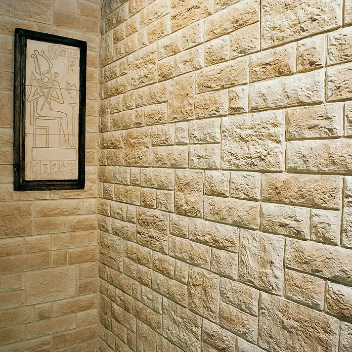 Revestimiento de piedra Travertino Split - Pardo, Cantidad total: 4 pzs. - Revestimiento de pared de aspecto piedra con relieve y un cuadro enmarcado que recuerda Egipto, crea un ambiente único.