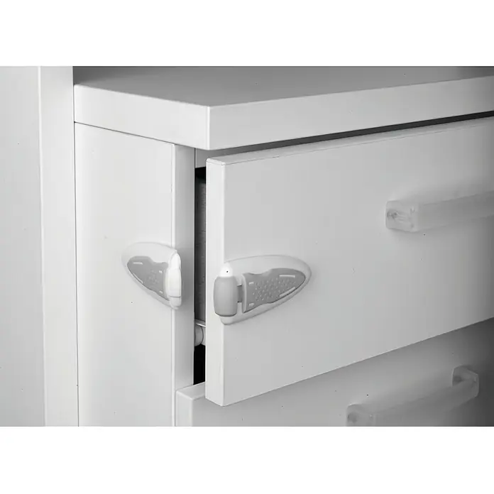 Inofix Cierre para muebles 5104-2- - Blanco/gris, Tipo de montaje: Pegado - Primer plano de un armario blanco con cajones, asegurado con cierres de seguridad para niños para seguridad infantil.