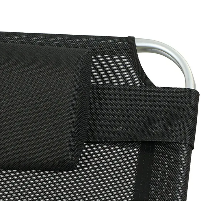 Siena Garden Gartenliege Sole Extra groß - Schwarz, Aluminium, Rückenlehne verstellbar - Detailaufnahme eines schwarzen Nackenkissens mit Netzgewebe und silberfarbenem Rahmen. Komfort und Design vereint für entspanntes Liegen.