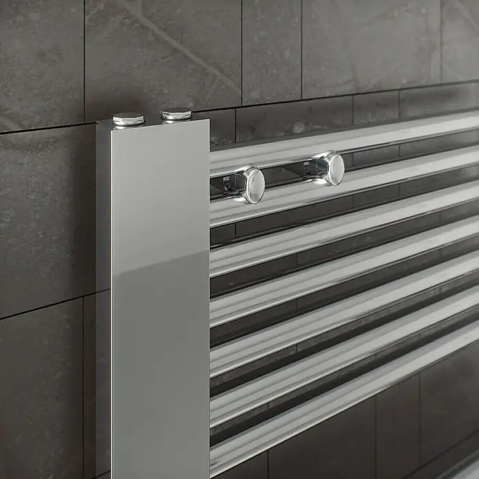Ximax Designheizkörper C5 - B x H: 600 x 800 mm, Wärmeleistung bei Vorlauftemperatur von 75 °C (D: 50): 229 W - Nahaufnahme eines eleganten, horizontalen Heizkörpers mit polierter Oberfläche und minimalistischem Design.