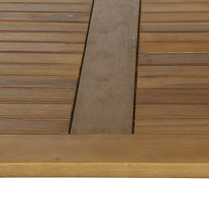 Siena Garden GartentischL x B x H: 110 x 70 x 74,5 cm, Akazie, Natur, Klappbar - Nahaufnahme einer Holzterrasse mit Lattenmuster und einem breiten Mittelstück, ideal für Außenbereiche.