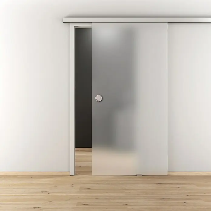 Diamond Doors Glasschiebetür Luminato - 935 x 2.058 mm, Einscheibensicherheitsglas (ESG) - Schiebetür aus satiniertem Glas in einem modernen Interieur. Die Tür ist teilweise geöffnet und gibt den Blick in einen dunklen Raum frei.