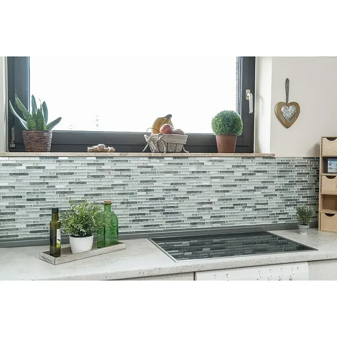Mosaikfliese Verbund Crystal Mix XCM MV698 - 29,8 x 30,4 cm, Grau/Silber, Glänzend - Nahaufnahme eines Küchendekors mit Mosaikfliesen, Pflanzen und dekorativen Elementen auf einer Küchentheke.