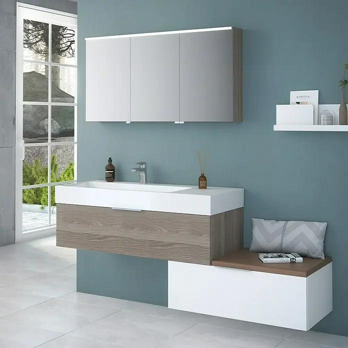 Camargue Cube Waschtischunterschrank - 120 x 48 x 30 cm, Eiche Cordoba - Elegantes Badezimmer-Interieur mit einem modernen Waschtischunterschrank in Holzoptik, einem stilvollen Spiegel und einer gemütlichen Sitzbank.