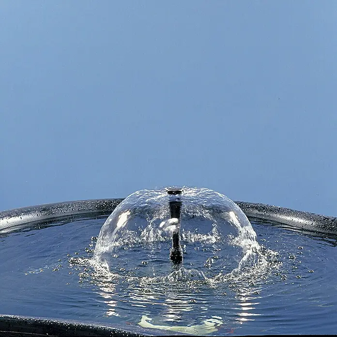 Ubbink Wasserspielpumpe Elimax 1000 - 15 W, Max. Förderhöhe: 145 cm - Nahaufnahme eines Wasserfontäne-Aufsatzes, der einen glockenförmigen Wassereffekt erzeugt und sich ideal für Teiche und Gärten eignet.