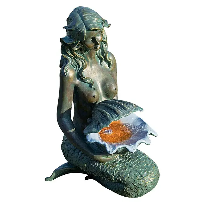 Ubbink AcquaArte Einbaubrunnen Oslo - 34 x 46 x 78 cm, Kunststoff, Bronze - Eine bronzefarbene Meerjungfrau-Statue kniet und hält eine geöffnete Muschel mit einem orangefarbenen Objekt.