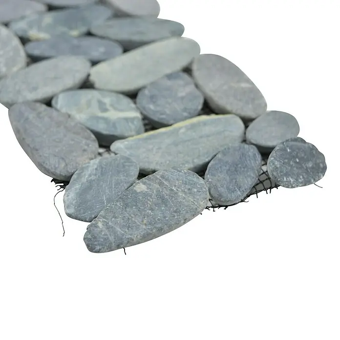 Fliesenbordüre Kiesel BO IN24KS - 30 x 10 cm, Schwarz, Matt - Nahaufnahme eines Mosaiks aus grauen Kieselsteinen, die auf einem Netz befestigt sind, ideal für Badezimmerböden oder Akzentwände.
