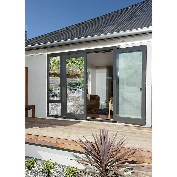 Lámina para ventana estático Efecto Espejo - 75 x 150 cm, Efecto espejo, Plateado - Puerta de patio con marco oscuro, que ofrece una vista de un interior acogedor y una zona exterior bien cuidada.